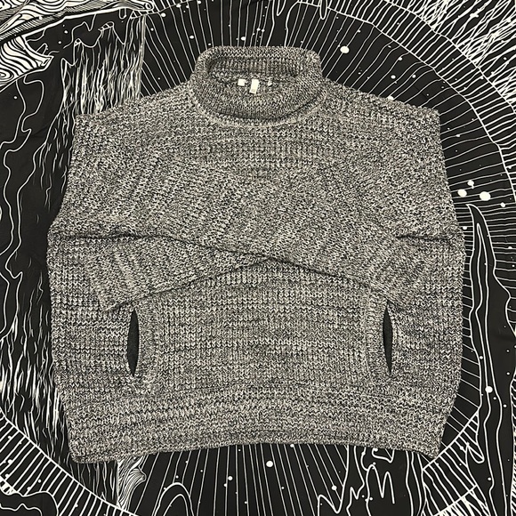 Victoria’s Secret Chic Thick Cropped Grey Knit Turtleneck Pullover Sweater Sz L - Picture 2 of 10